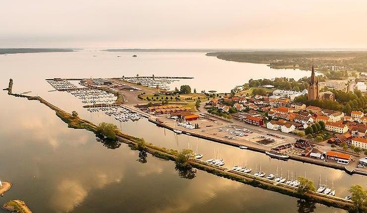 Vy ovanifrån över Mariestad där man ser hamnen, Vänern och staden